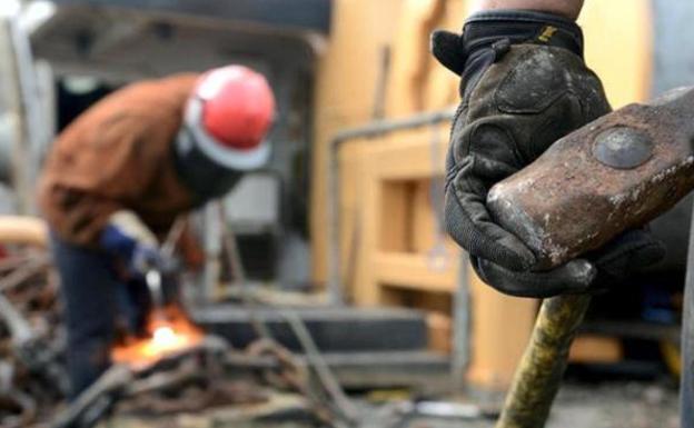 La Junta apuesta por nuevas líneas de ayudas «de fuerza», visitas «relámpago», un buzón «centinela» y sellos distintivos frente a la siniestralidad laboral