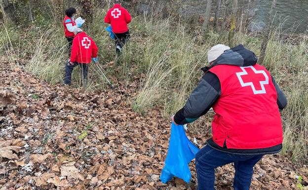 Cruz Roja recoge 56 kilos de basuraen los márgenes del río Torío a su paso por Puente Castro