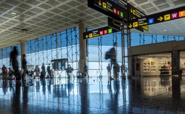 En libertad con cargos la mujer que simuló un parto en El Prat para que 28 inmigrantes huyeran