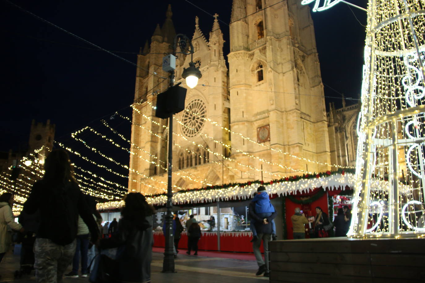 La artesanía navideña se cita a los pies de la Catedral