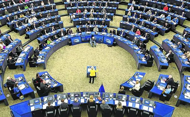 La presidenta de la Comisión Europea, Ursula von der Leyen, abre una sesión en el Parlamento Europeo. /AFP