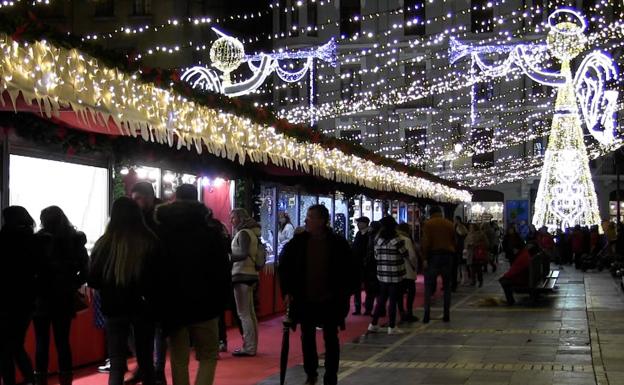 La artesanía navideña se cita a los pies de la Catedral