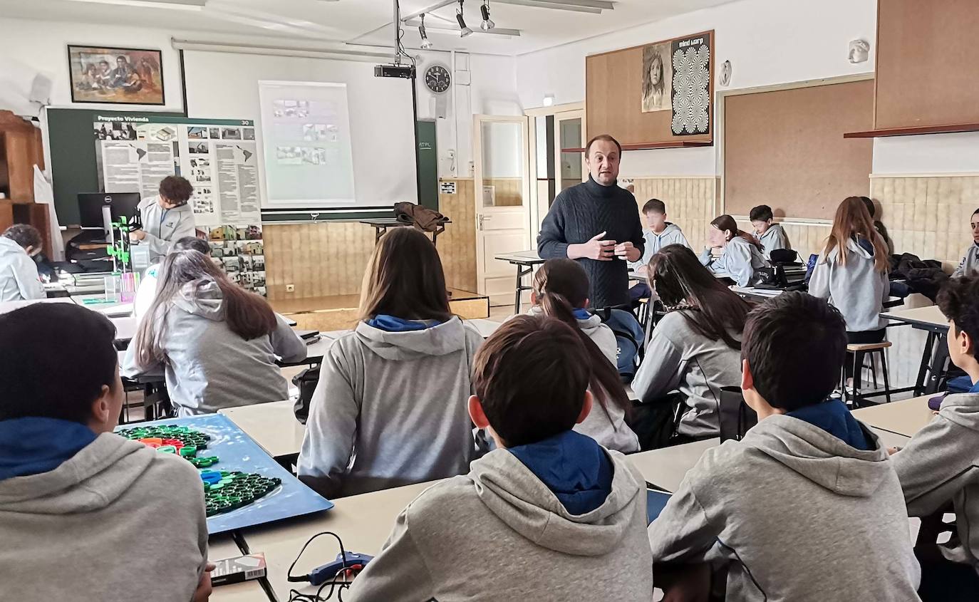 Última semana de la exposición «Con o sin techo» en el Colegio Maristas de San José