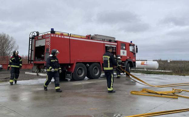 Bomberos de León se desplazan 52 kilómetros para sofocar un incendio en una granja de Laguna de Negrillos