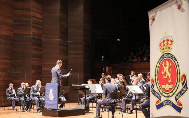 La Academia Básica del Aire pone banda sonora a la Navidad