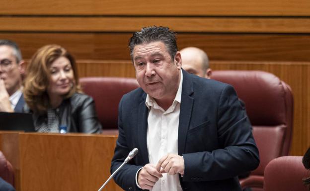 Mañueco acusa a UPL de ser cómplice del «desprecio de Sánchez a León» con la Agencia Espacial y Santos le recuerda el 'fango' del PP