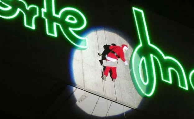 Un musical infantil recibe el domingo a Papá Noel, que descenderá por la fachada de El Corte Inglés