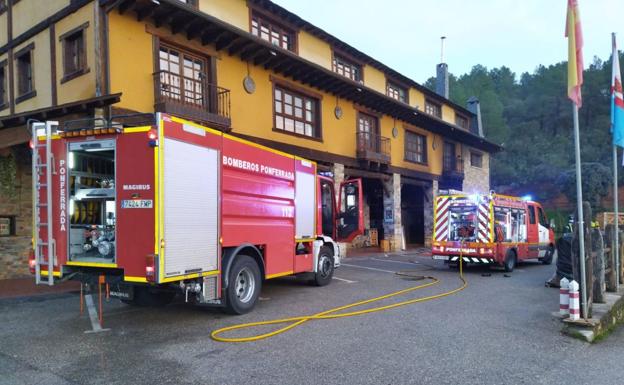 Sofocan un incendio en una de las cocinas donde se asan pimientos en el Palacio de Canedo