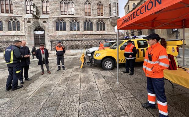 El alcalde de León visita la exposición de Protección Civil ubicada en la plaza San Marcelo