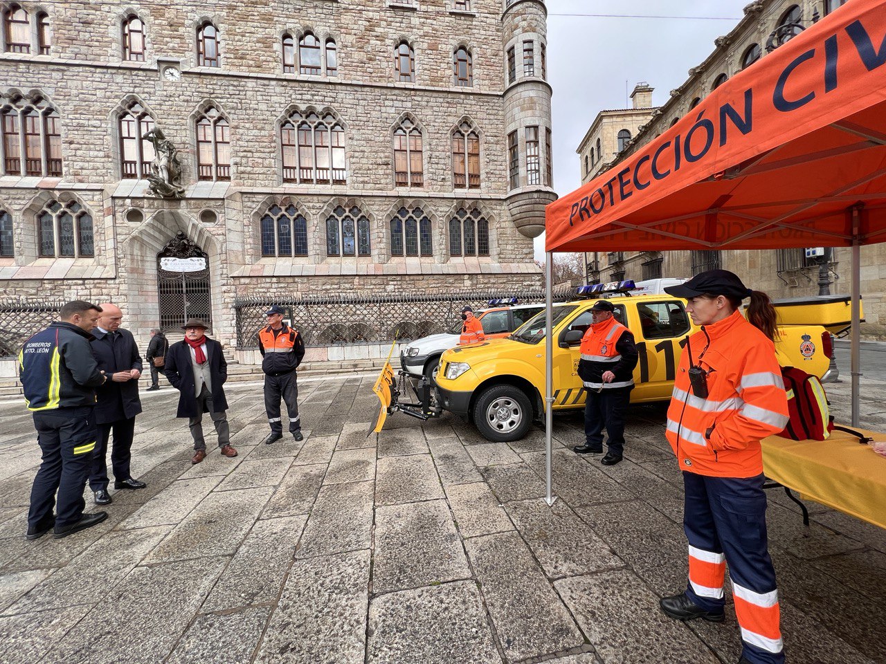 El alcalde de León visita la exposición de Protección Civil ubicada en la plaza San Marcelo