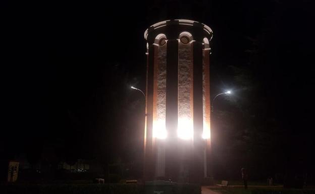 Santa María del Páramo ilumina el depósito del agua y mejora su espacio de ocio como símbolo vecinal