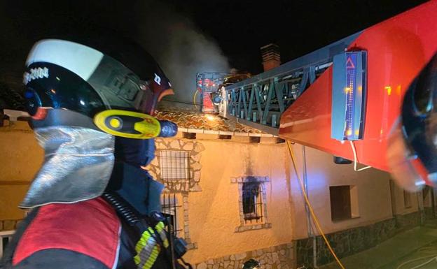 La rápida actuación de vecinos y Bomberos evita que se calcine una vivienda de Palazuelo de Órbigo