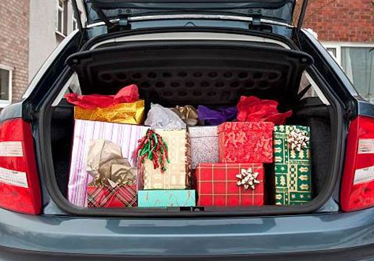 Evita una multa al llevar los regalos de Navidad en el coche