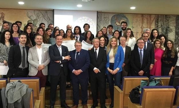 Cirujanos bucales y expertos en rehabilitación oral se gradúan en la ULE tras su paso por la Clínica Solidaria, que suma ya 1.650 pacientes atendidos