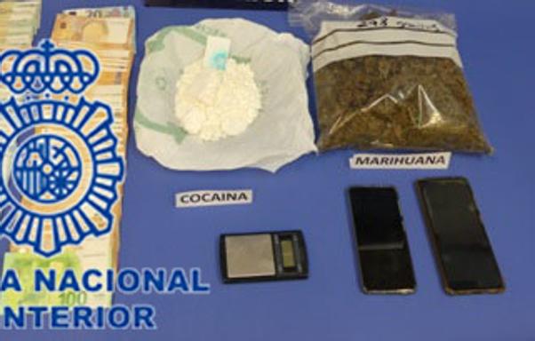 La Policía Nacional desmantela un punto de venta de droga en Ponferrada con la detención de dos hombres