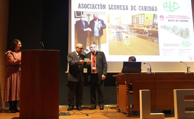 El XVI Encuentro Nacional de Hermandades de la Sagrada Cena dona 750 euros a la Asociación Leonesa de Caridad