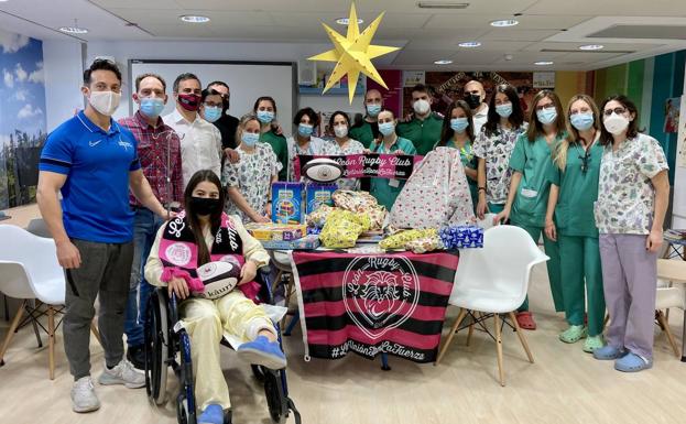 León Rugby Club entrega sus juguetes a los niños ingresados en Pediatría del Hospital de León