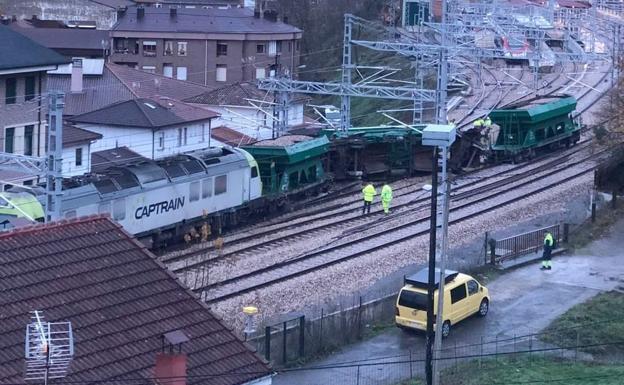 Descarrila un tren con grava gruesa para la Variante de Pajares