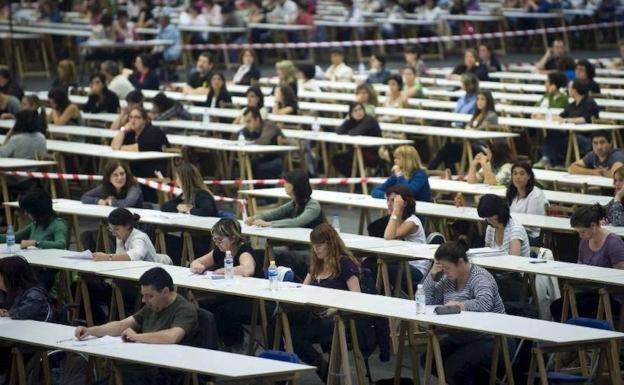 La Junta convocará en los próximos dos años las oposiciones del Cuerpo de Maestros y de Secundaria y otros cuerpos con más de 1.800 plazas