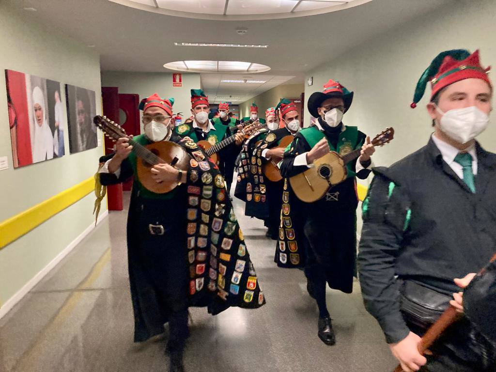 La tuna ronda en el Hospital