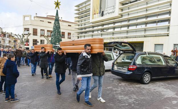 Entierro multitudinario de las dos niñas asesinadas por su madre en Cuenca