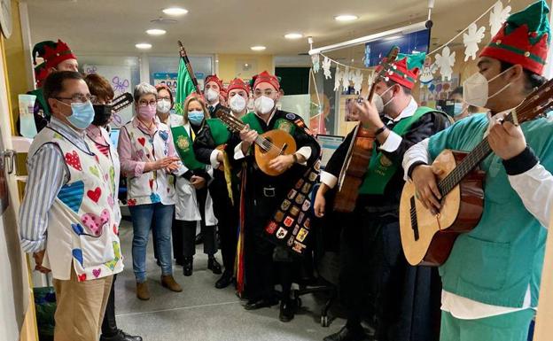 La Tuna de la ULE ronda y lleva sus presentes a los niños ingresados en el Hospital Universitario de León