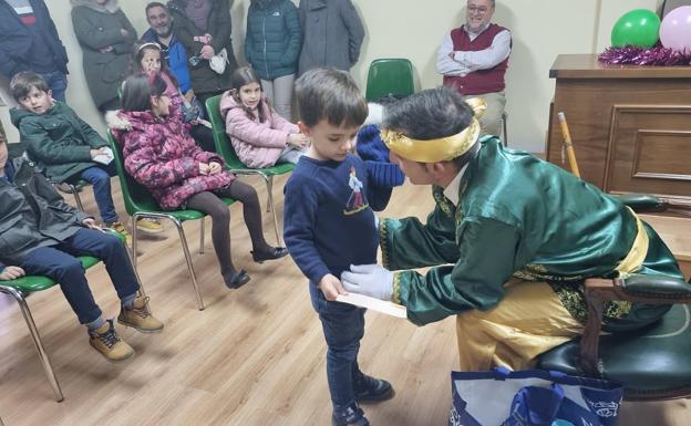 El paje real visita a los niños del Val de San Lorenzo