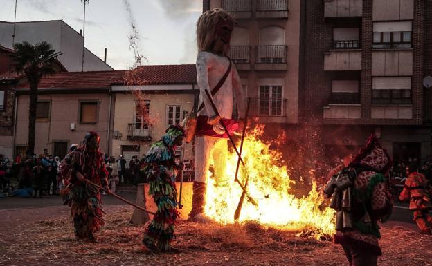 La Bañeza celebra el solsticio de invierno con batalla de Jurrus y Castrones de Alija del Infantado y quema del Gran Jurru