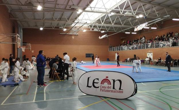 Centenares de judokas leoneses participan en el Trofeo de Navidad