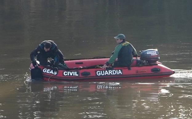 Los buzos de la Guardia Civil reanudan las tareas de búsqueda de los tripulantes del ultraligero que se estrelló en el Duero a la altura de Villamarciel