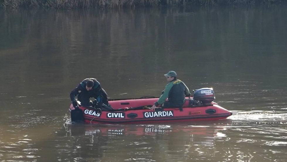 Los buzos de la Guardia Civil localizan los cadáveres de los dos tripulantes del ultraligero que se estrelló en el Duero a la altura de Villamarciel