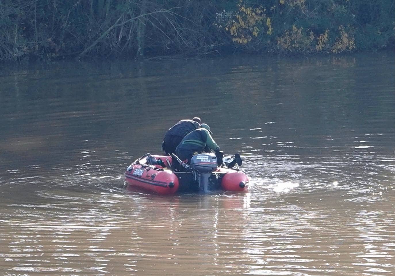 Los buzos de la Guardia Civil localizan los cadáveres de los dos tripulantes del ultraligero que se estrelló en el Duero a la altura de Villamarciel