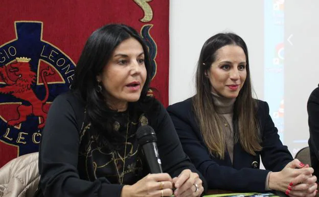 Carolina Rodríguez y Ruth Fernández durante la charla que han impartido este martes en el Colegio Leonés. /