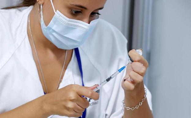 Castilla y León aprueba una convocatoria extraordinaria para dar estabilidad a casi 6.000 profesionales de Sacyl