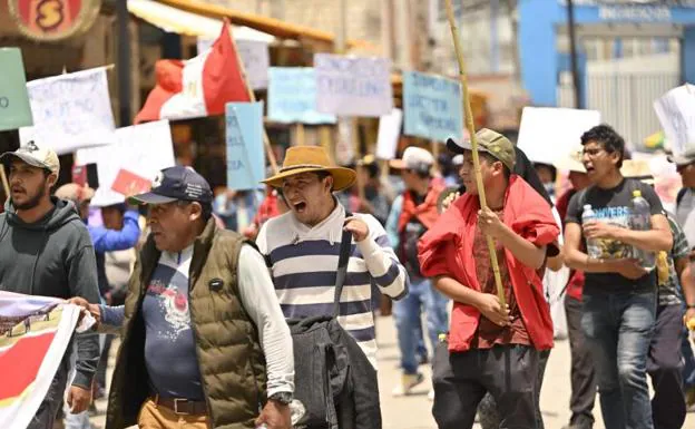 El Congreso de Perú reconsidera el adelanto electoral a 2023 mientras crece el número de muertos