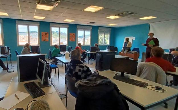 El aula UNED de Vega de Espinareda acoge un curso de inciación al inglés