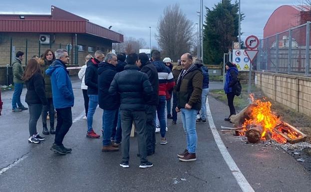 Un acuerdo 'in extremis' entre empresa y trabajadores permite desconvocar la huelga de la basura en León