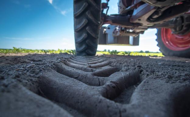 Muere una mujer después de ser atropellada por un tractor