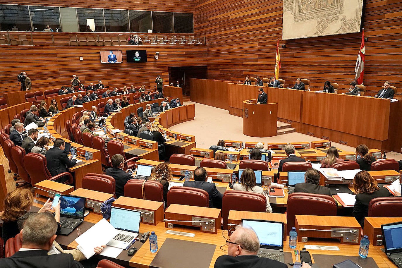 PP y Vox aprueban las cuentas de tres consejerías sin aceptar ninguna enmienda de la oposición