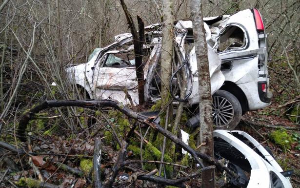 Muere el conductor de una furgoneta tras caer por un terraplén de 30 metros en Cuevas del Sil