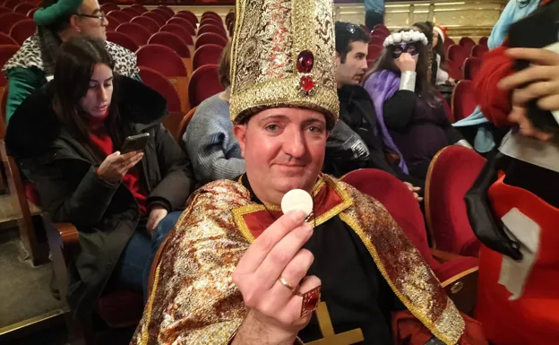 El Obispo, el primero en llegar al Teatro Real, ayer./Domenico Chiappe