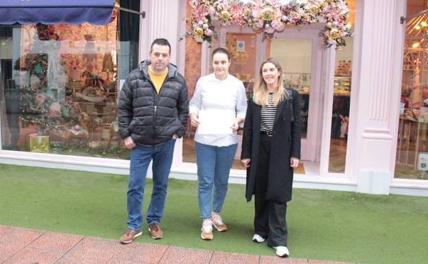 Sandra Romero Patisserie y Bici Bierzo se llevan los premios del Concurso de Escaparates Navideños de Ponferrada