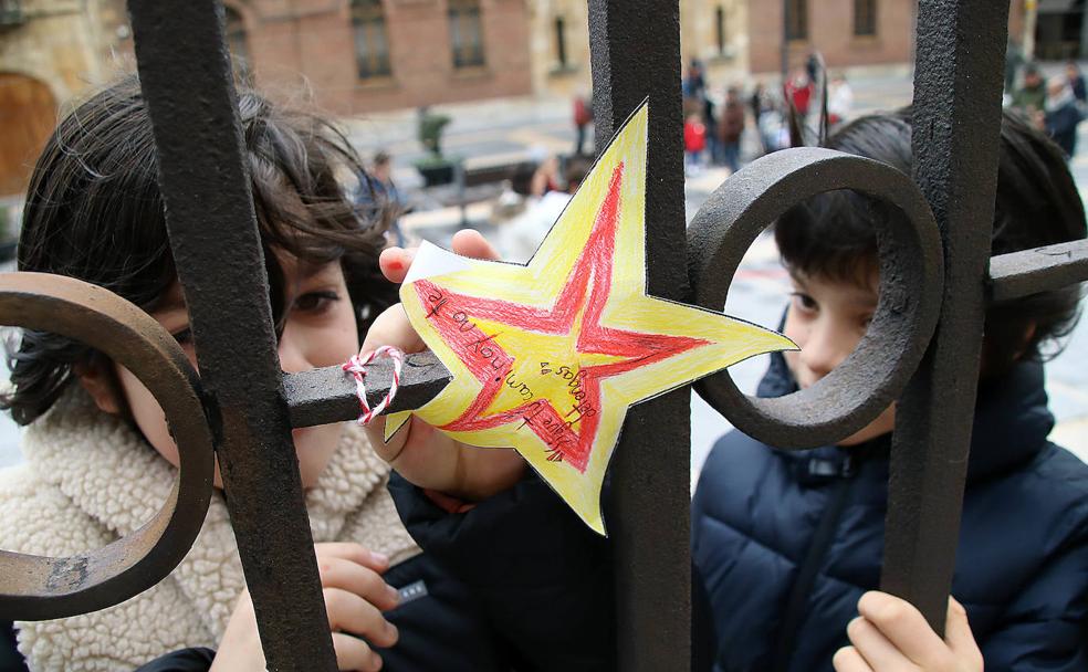 Estrellas para recibir la Navidad frente a la Catedral