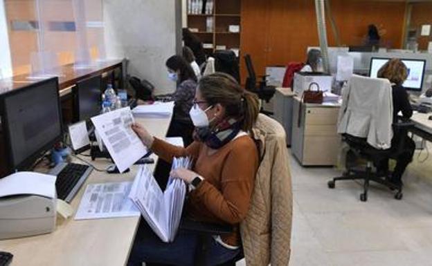 Publicados los decretos que desarrollan la carrera profesional de los empleados públicos y los docentes de la comunidad