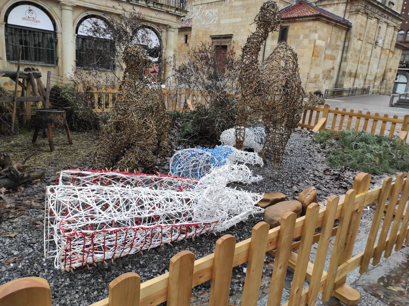 Aparecen volcadas varias figuras del Belén de San Marcelo
