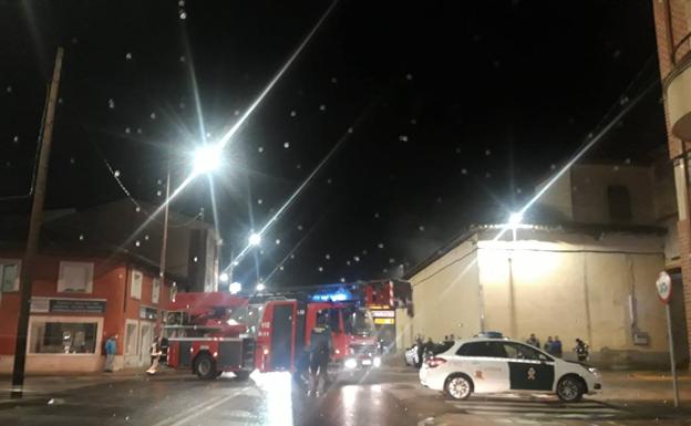Un incendio afecta a la fábrica de harinas de Valencia de Don Juan