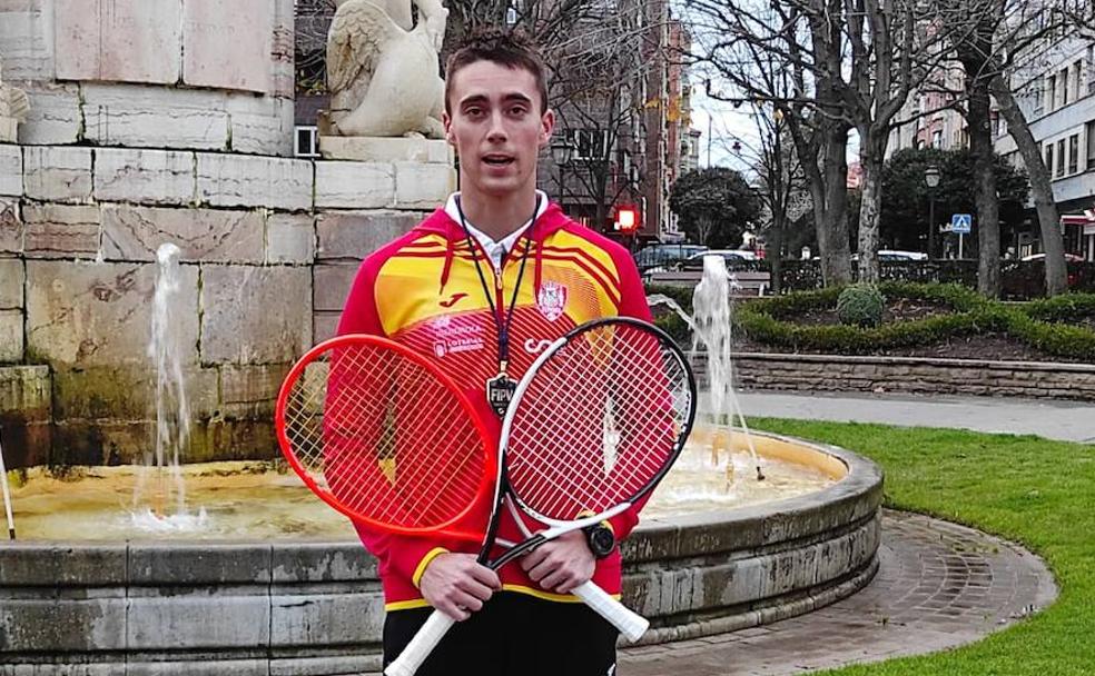 El mejor jugador del mundo de frontenis es leonés: «Cuando gané me acordé de Navatejera y de mis padres»