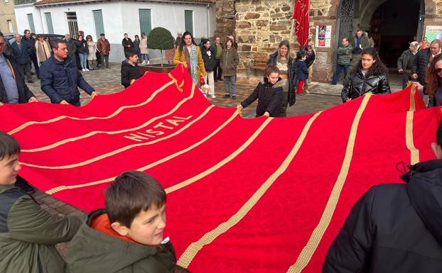 Nistal bendice su nuevo pendón y estrena un Centro Cultural para todas las generaciones del pueblo