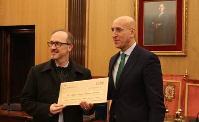 Miguel Ángel Zamora recibe el premio de poesía para «homenajear» a González de Lama