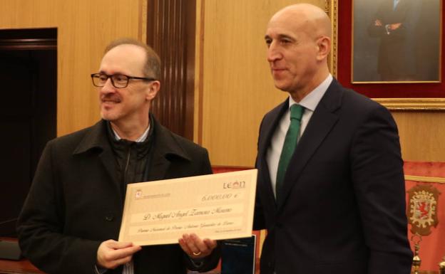 Miguel Ángel Zamora recibe el premio de poesía para «homenajear» a González de Lama